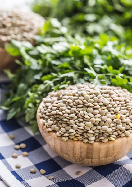 Lentilhas Não Cozidas Tigelas Madeira Com Ervas Salsa Mesa Cozinha — Fotografia de Stock