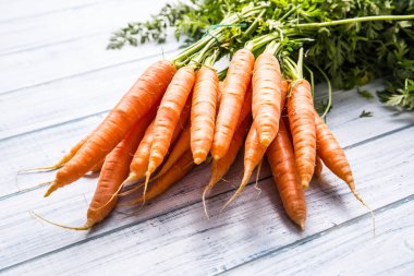 Ahşap masa üzerinde taze havuç demet.