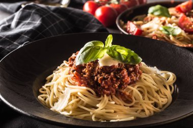 İtalyan spagetti bolognese siyah plaka kadar kapatın