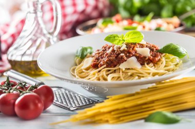 İtalyan makarna spagetti bolognese beyaz plaka kadar kapatın