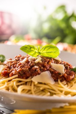 İtalyan makarna spagetti bolognese beyaz plaka kadar kapatın