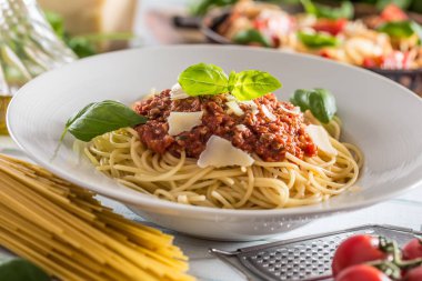 İtalyan makarna spagetti bolognese beyaz plaka kadar kapatın