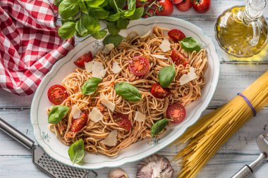 İtalyan makarna spagetti bolognese domates parmesan peyniri ve fesleğen ile beyaz kase