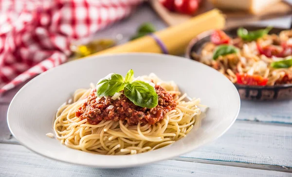 Close up italiano macarrão espaguete bolonhesa em placa branca — Fotografia de Stock