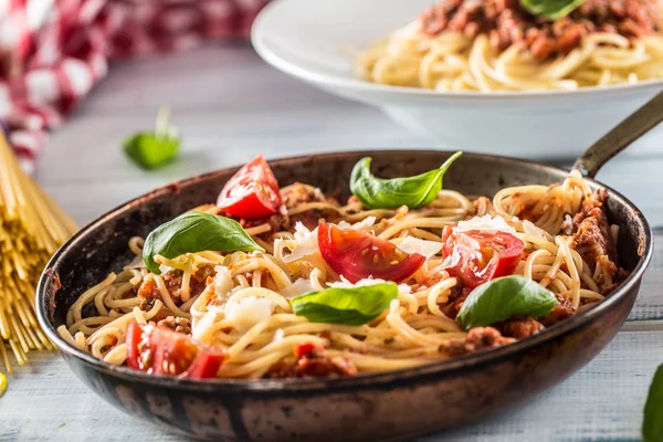 Macarrão italiano espaguete bolonhesa na panela velha com tomate queijo parmesão e manjericão — Fotografia de Stock