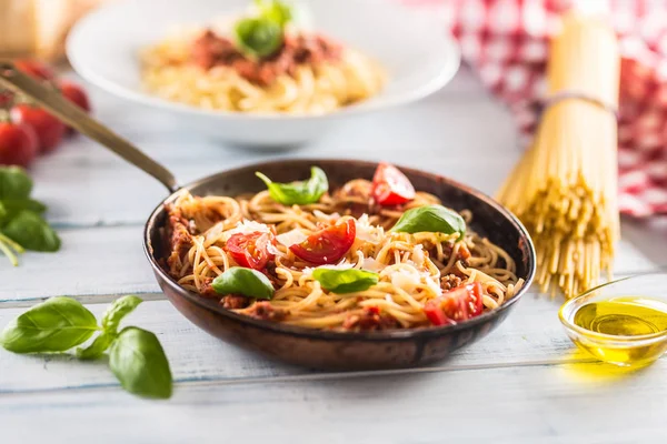 İtalyan makarna spagetti bolognese eski tavada domates parmesan peyniri ve fesleğen ile — Stok fotoğraf