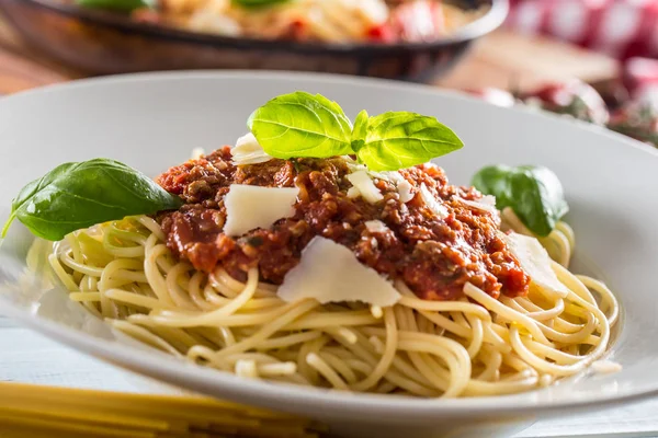 Close up italiano macarrão espaguete bolonhesa em placa branca — Fotografia de Stock