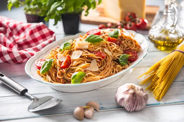 Talyan Makarna Spagetti Bolognese Domates Parmesan Peyniri Fesleğen Ile Beyaz — Stok fotoğraf