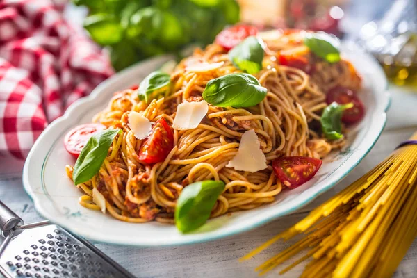 Pasta Italiana Espaguetis Boloñesa Tazón Blanco Con Tomates Queso Parmesano — Foto de Stock