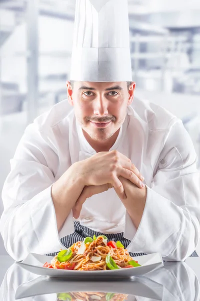 厨师在餐厅厨房与盘子从意大利餐意大利面博洛尼亚 — 图库照片