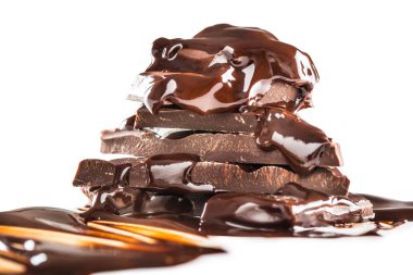 Karanlık ya da sütlü çikolata beyaz arka plan üzerinde izole.