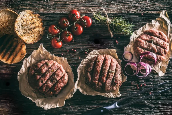 Hamburguesas Crudas Mesa Madera Con Tomates Cebolla Hierbas Especias — Foto de Stock