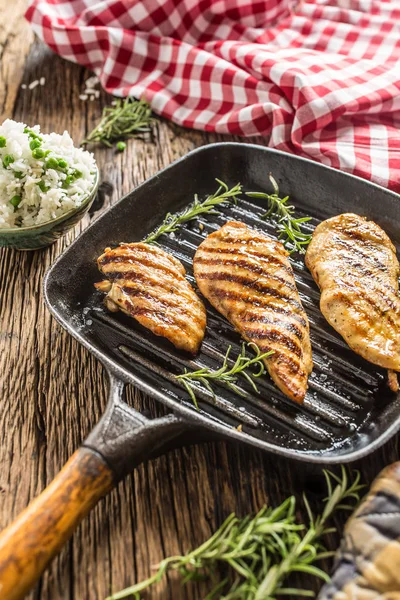 Gegrilde Kipfilet Gegrilde Pan Met Rijst Groene Erwten — Stockfoto