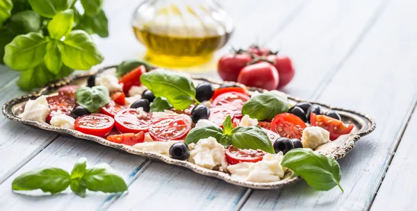 Salada Caprese Com Queijo Mussarela Azeitonas Tomates Maduros Folhas Manjericão — Fotografia de Stock