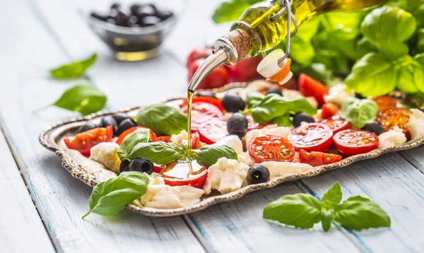 把橄榄油倒在辣椒酱沙拉上 健康的意大利或地中海餐 — 图库照片