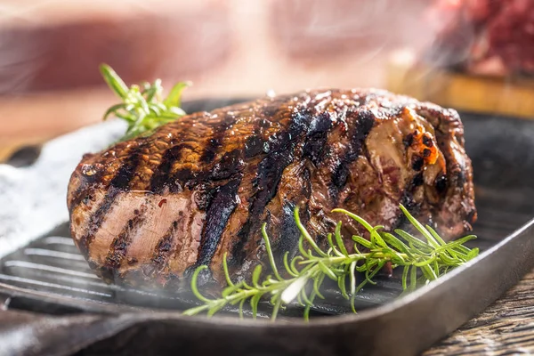 Bistecca Manzo Alla Griglia Padella Con Rosmarino Alle Erbe Sul — Foto Stock