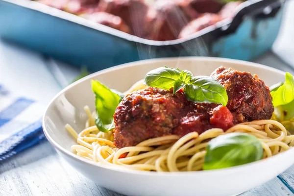 Delisious Albóndigas Carne Res Comida Italiana Con Espaguetis Pasta Albahaca — Foto de Stock
