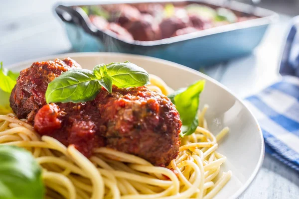 Delisious Albóndigas Carne Res Comida Italiana Con Espaguetis Pasta Albahaca — Foto de Stock