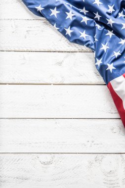 Beyaz ahşap masa üzerinde Amerikan bayrağı görünümünün üst. 