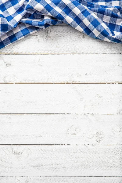 木製テーブルの上のブルーの市松模様のキッチン クロス — ストック写真