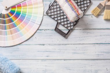 Renk paleti fırça görünümünde ve diğer araçlar ahşap tablo.