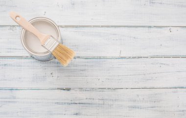 Beyaz renk ve tablo üzerinde fırça ile görünüm boya yapabilirsiniz üst.