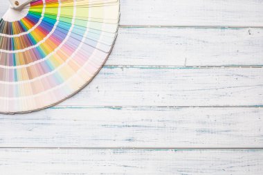 Ahşap masa görünümü renk paletinde üst.