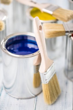 Yakın çekim fırçaları çok renkli boya yalan kutular.