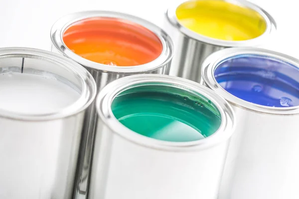 Cheio Latas Tinta Multicoloridas Mesa Branca — Fotografia de Stock