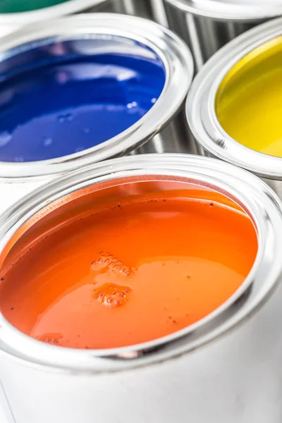 Plein Pots Peinture Multicolores Sur Table Blanche — Photo