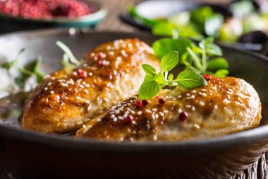 Kavrulmuş tavuk göğsü susam kekik ve biber tavada.