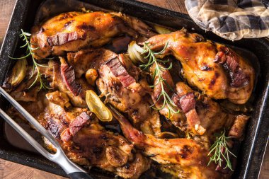 Görünümün üst tavşan soğan sarımsak pastırma ve otlar ile kavrulmuş.