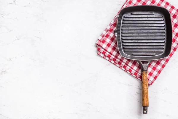 Parrilla Vacía Sobre Mesa Mármol Con Mantel Rojo Parte Superior — Foto de Stock