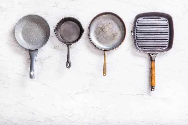 Top Van Vier Pannen Van Weergave Een Marmeren Tafel — Stockfoto