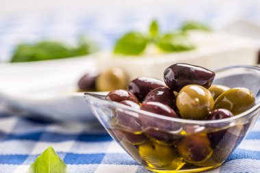 Kırmızı ve yeşil zeytin zeytinyağı ve Yunan beyaz peynir kase