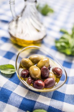 Kırmızı ve yeşil zeytin zeytinyağı ve ba sürahi kase