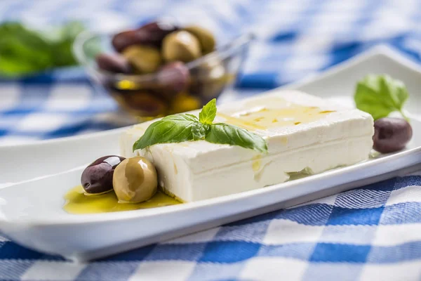 Griekse kaas feta met olijfolie olijven en basilicum — Stockfoto