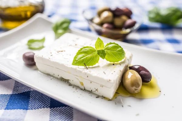 Griekse kaas feta met olijfolie olijven en basilicum — Stockfoto