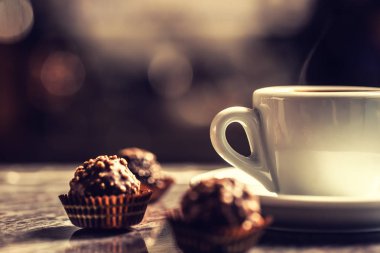 Kahve gece kulübü masasında bar üzerinde çikolatalı kek ile