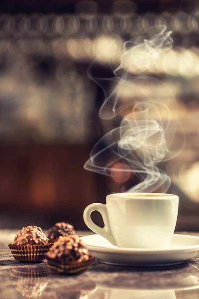 Csésze kávé chocolate sütemények, Bárpult, night Club — Stock Fotó
