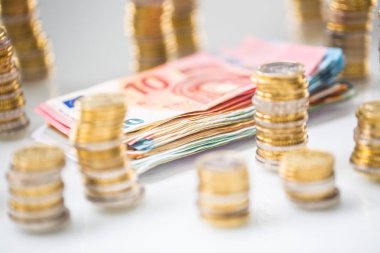 Euro banknot ve madeni paralar togetger beyaz tablo - yakın çekim