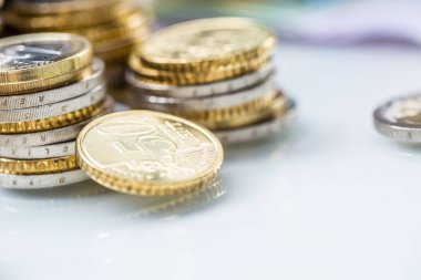 Kule euro para ile birlikte - yakın çekim yığılmış