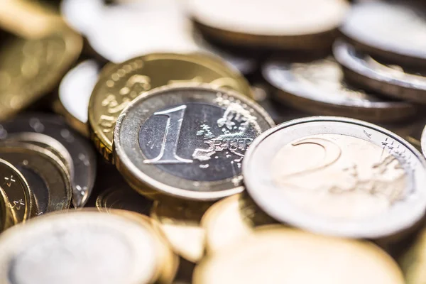 Närbild en hög med nya euromynt i andra kompositioner — Stockfoto