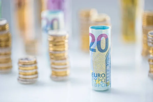 Банкноты и башни с монетами евро складываются в другое положение — стоковое фото