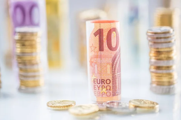 Billetes en euros laminados y torres de monedas apiladas en otra posición — Foto de Stock
