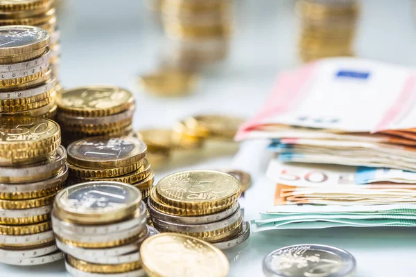 Eurons sedlar och mynt togetger på vitt bord - närbild — Stockfoto