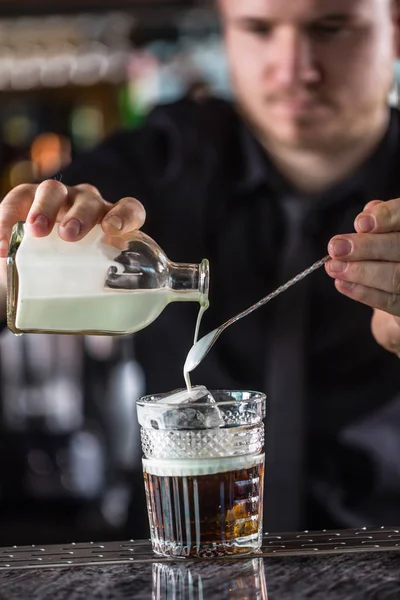 Профессиональный бармен, заставляющий коктейль пить белый русский — стоковое фото