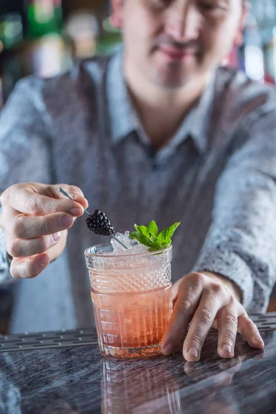 Профессиональный бармен, производящий алкогольные коктейли — стоковое фото