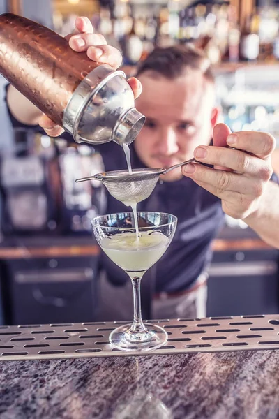 Профессиональный бармен делает коктейльные напитки и разливает алкоголь — стоковое фото