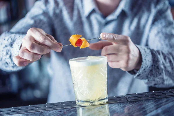 Professional barman making cocktail drink and decorated with fru — Stock Photo, Image